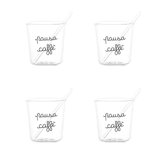 Goditi il tuo espresso con stile e un pizzico di ironia con il set di 4 bicchierini espresso "Pausa Caffè". Realizzati in resistente vetro borosilicato con decoro "Pausa Caffè" in nero. Lavabili in lavastoviglie. Dimensioni: Ø 5.8 cm x h 6 cm - palettina in vetro inclusa. In negozio e online su tuttochic.it