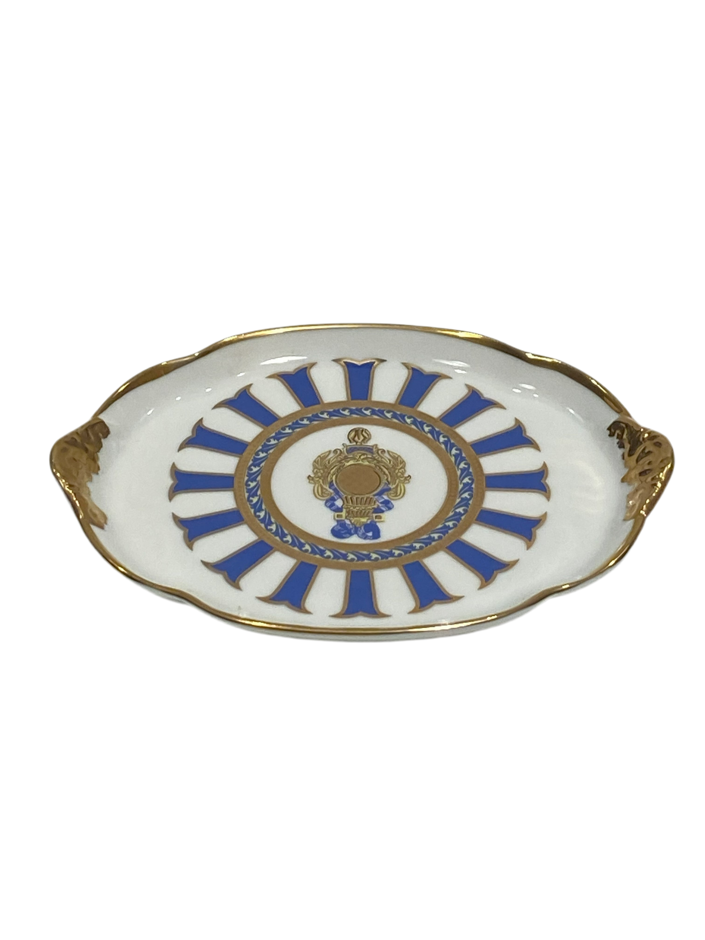 Piattino ovale in porcellana Limoges con decoro in oro zecchino e blu. Dimensioni: cm 15,5 x 11 x h 1,5. In negozio e online su tuttochic.it
