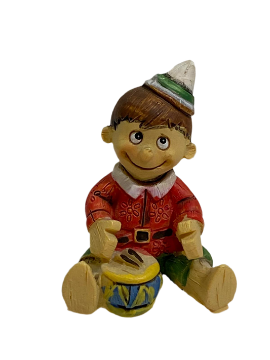 Set di 17 bomboniere di mini Pinocchio in resina decorata. Dimensioni: cm 3 x 2,5 x h 4 Confettata e astuccio non incluso. In negozio e online su tuttochic.it