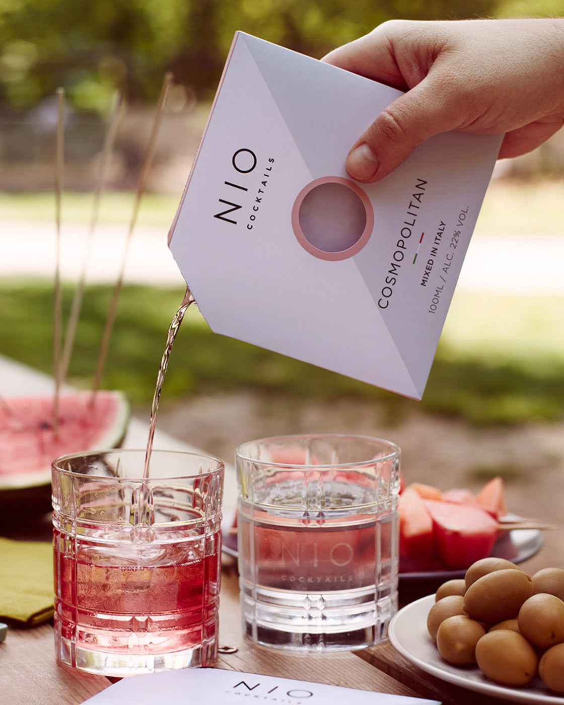 NIO Cocktails offre il modo più semplice, comodo e conviviale per bere un cocktail di alta qualità. Divertiti a casa. Divertiti con gli amici. Divertiti. Come si dice in Italia - Salute! Quando è ora di divertirsi, scuoti semplicemente la confezione, apri