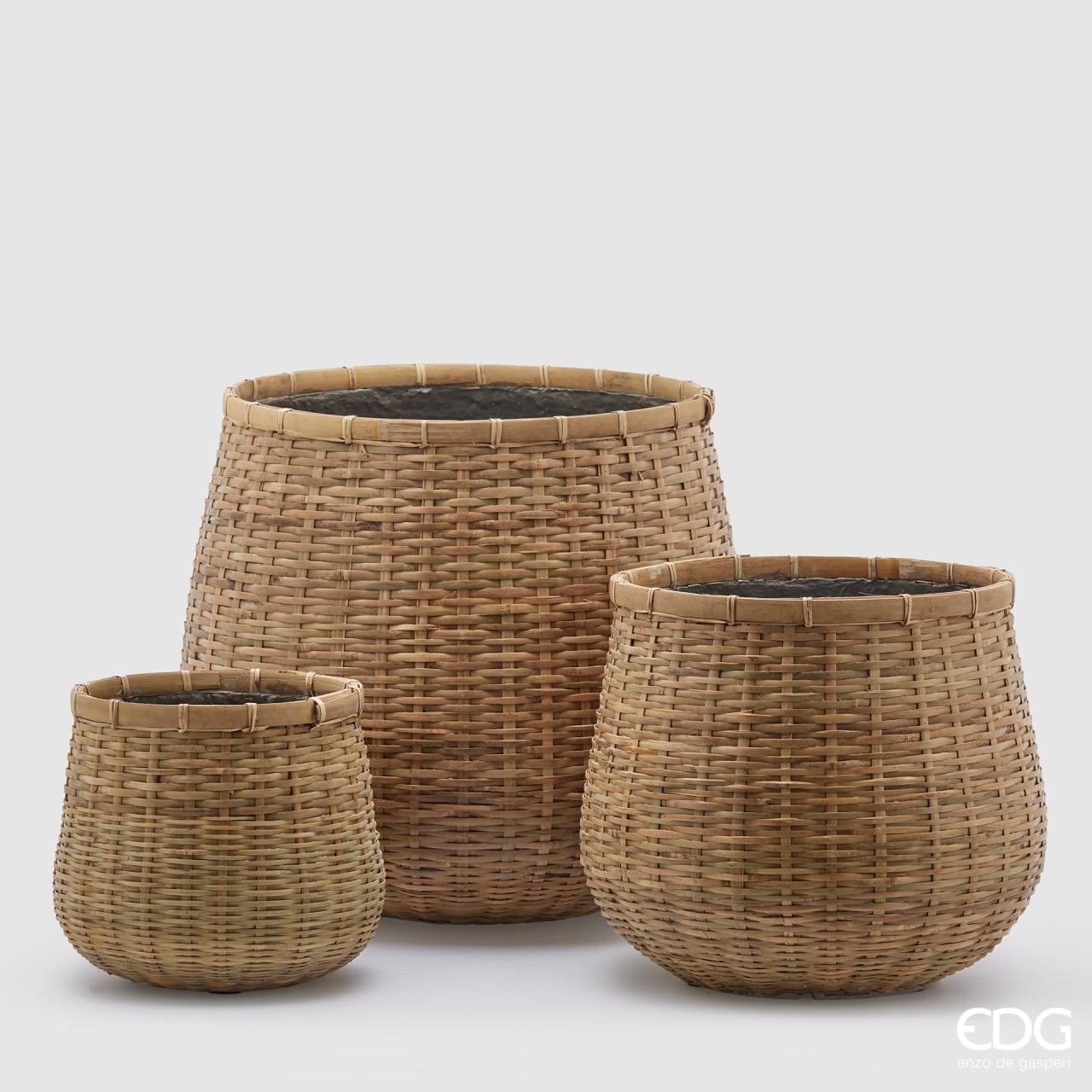 Cesto in Bamboo dal colore naturale, internamente rivestito di resina per un uso interno/esterno protetto. Ideale per dare un tocco di stile unico al vostro arredamento. In negozio e online su tuttochic.it