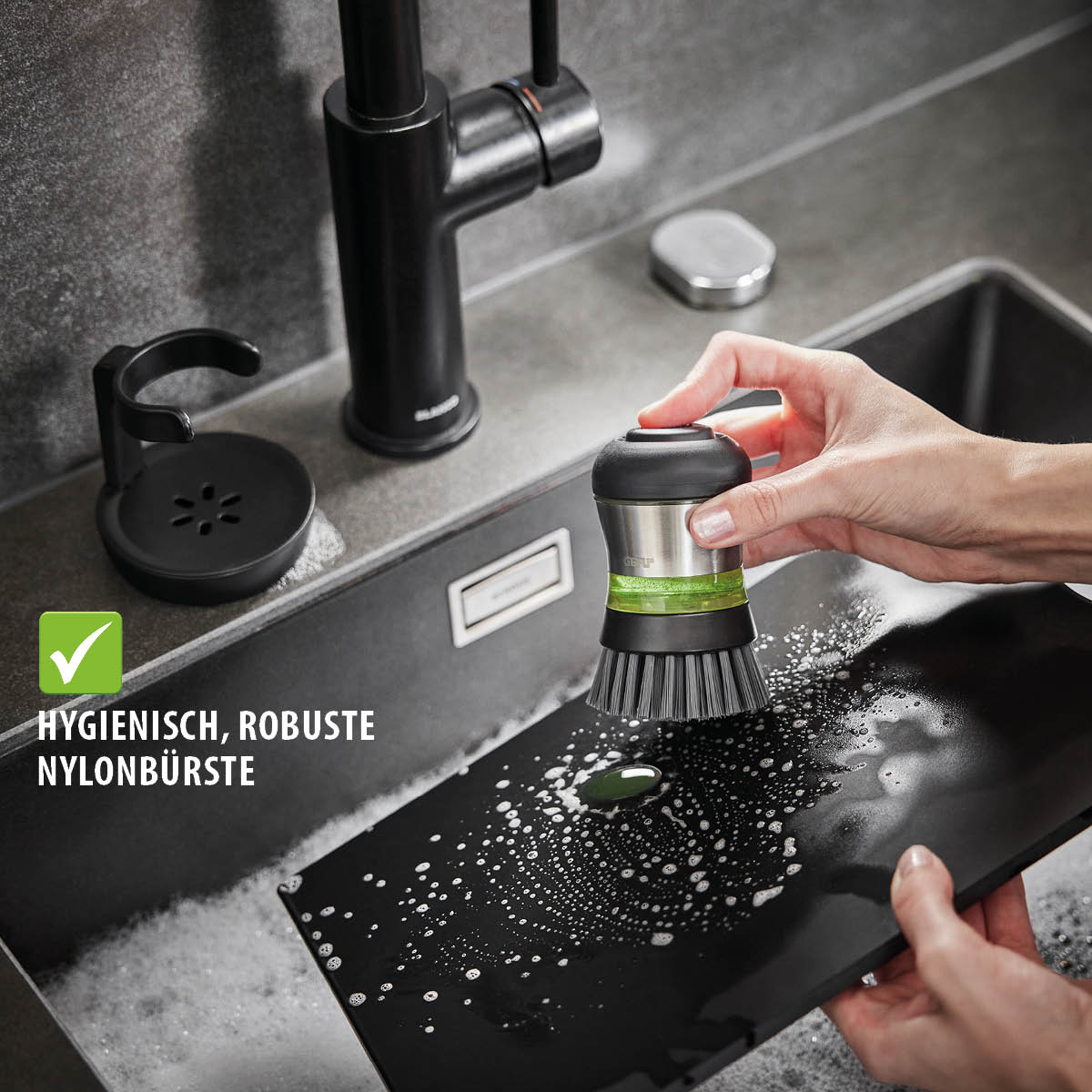 Spazzola lavapiatti Gefu SWIFT con dispenser detersivo e sgocciolatoio – 12 cm