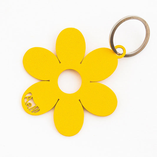 Portachiavi in metallo verniciato a forma di fiore. Dimensioni: 7 x 6 cm. In negozio e online su tuttochic.it