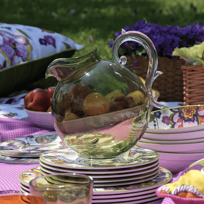 Brocca in acrilico di colore verde trasparente della delicata collezione Aqua. Le perfette linee classiche trovano spazio ed espressione in oggetti capaci di coniugare la seduzione di un design raffinato con l'armonia di un materiale funzionale come l'acrilico. Capacità: litri 2,25. In negozio e online su tuttochic.it