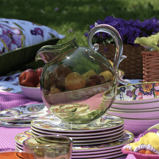 Brocca in acrilico di colore verde trasparente della delicata collezione Aqua. Le perfette linee classiche trovano spazio ed espressione in oggetti capaci di coniugare la seduzione di un design raffinato con l'armonia di un materiale funzionale come l'acrilico. Capacità: litri 2,25. In negozio e online su tuttochic.it