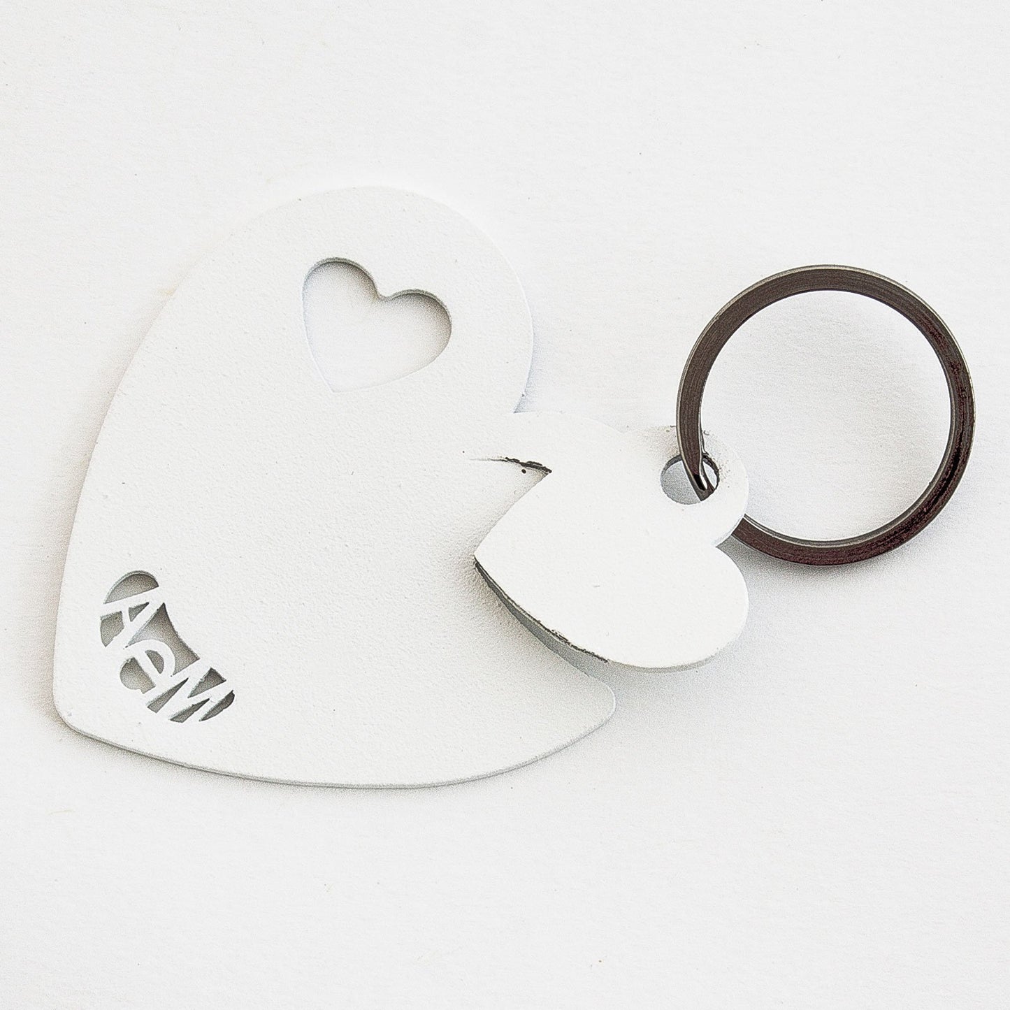 Portachiavi in metallo verniciato a forma di cuore. Dimensioni: 6 x 6,5 cm. In negozio e online su tuttochic.it