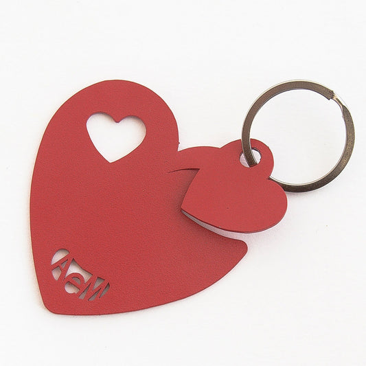 Portachiavi in metallo verniciato a forma di cuore. Dimensioni: 6 x 6,5 cm. In negozio e online su tuttochic.it