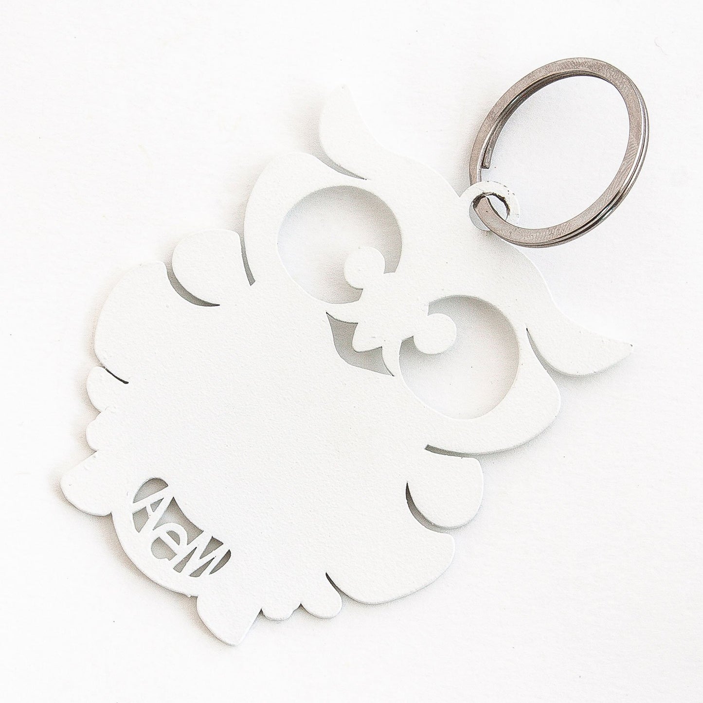 Portachiavi in metallo verniciato a forma di gufino con anello portachiavi in acciaio cromato. Dimensioni: 5,5 x 7 cm. In negozio e online su tuttochic.it