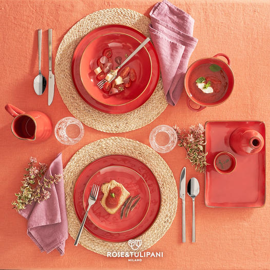 Piatto piano di colore corallo della linea Concerto. L’apparecchiatura è bellissima tono su tono o nei diversi abbinamenti di colore. Materiale: Stoneware Dimensioni: Ø 27 cm Lavabile in lavastoviglie Utilizzabile in microonde Non Utilizzabile in forno tradizionale. In negozio e online su tuttochic.it