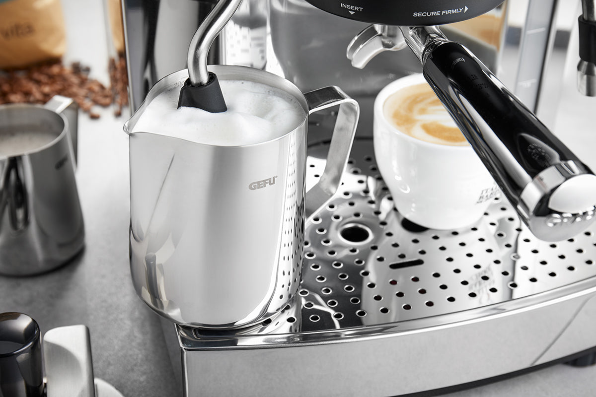 Schiuma di latte di qualità professionale: il classico BARISTA produce una schiuma meravigliosamente deliziosa per tutte le piccole e grandi specialità di caffè, volume di riempimento 600 ml L 12,7 cm, P 9,2 cm, H 11,2 cm acciaio inossidabile lavabile in lavastoviglie. In negozio e online su tuttochic.it