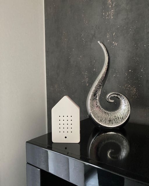 Birdybox riproduce il canto degli uccelli nell'idilliaca radura della Foresta Nera: il rilassante cinguettio del merlo diffonde la magia unica di un risveglio mattutino estivo Durata del suono: 20 secondi Tecnologia: sensore di movimento (reagisce ai cambiamenti di luce) Dimensioni: cm 7,5 x 2,6 x 12,6 h