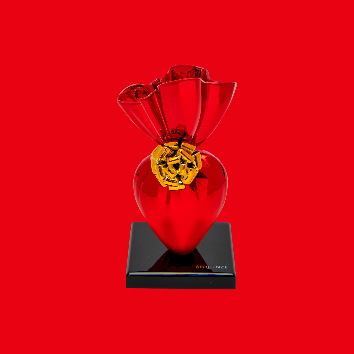 Scultura Give Yourself rappresenta un cuore avvolto con cura in una carta regalo metallizzata, pronto per un regalo unico e prezioso. Concediti l'amore e regala questo capolavoro artistico ad una persona speciale. Realizzata in resina decorata Dimensioni: cm 15 x 14 x33 h - kg 3,280. In negozio e online su tuttochic.it
