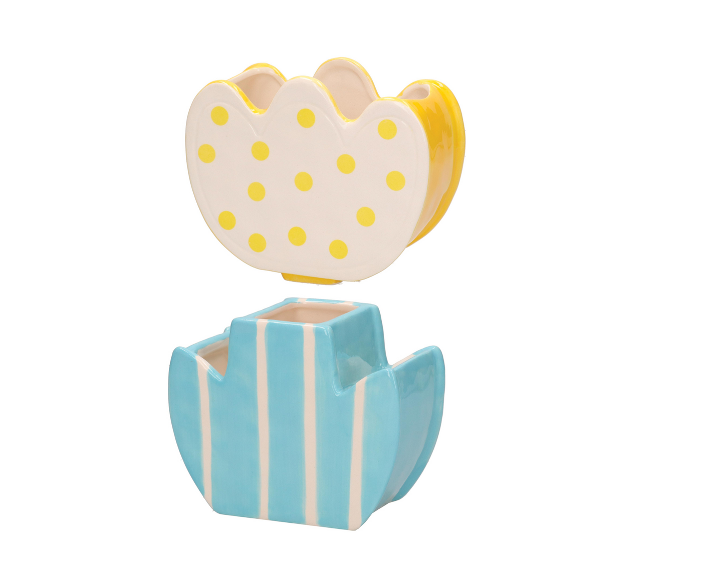 Set di 2 vasetti in ceramica decorati a mano. I vasetti possono essere esposti separatamente o sovrapponendo il fiore giallo al vaso celeste. Dimensioni totali: cm 15 x 7 x 22.5 h Prodotto adatto a contenere acqua. In negozio e online su tuttochic.it
