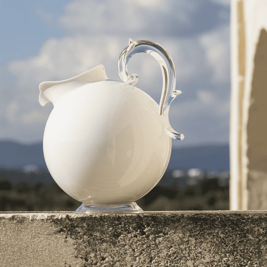 Brocca in acrilico di colore bianco della delicata collezione Aqua. Le perfette linee classiche trovano spazio ed espressione in oggetti capaci di coniugare la seduzione di un design raffinato con l'armonia di un materiale funzionale come l'acrilico. Dimensioni: Ø 18 cm, H 24,6 cm. In negozio e online su tuttochic.it