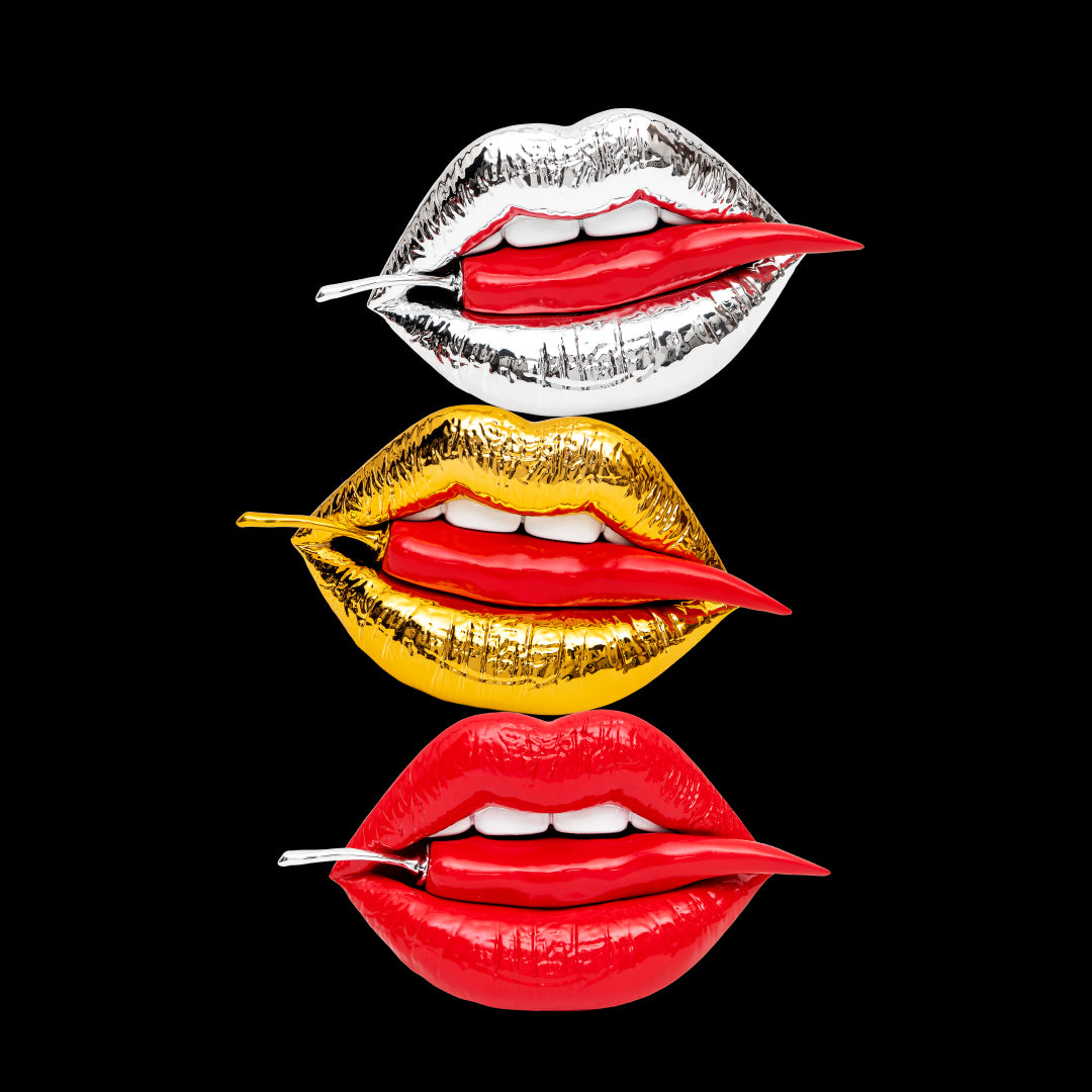 Bocca è una scultura moderna artigianale realizzata in resina di qualità, tutta Made in Italy. Questa fantastica opera d'arte costituisce un elemento unico ed originale, una bocca con un peperoncino nella parte anteriore. Dimensioni: cm 25 x 9,5 x 15 h - Peso: kg. 1,617. In negozio e online su tuttochic.it