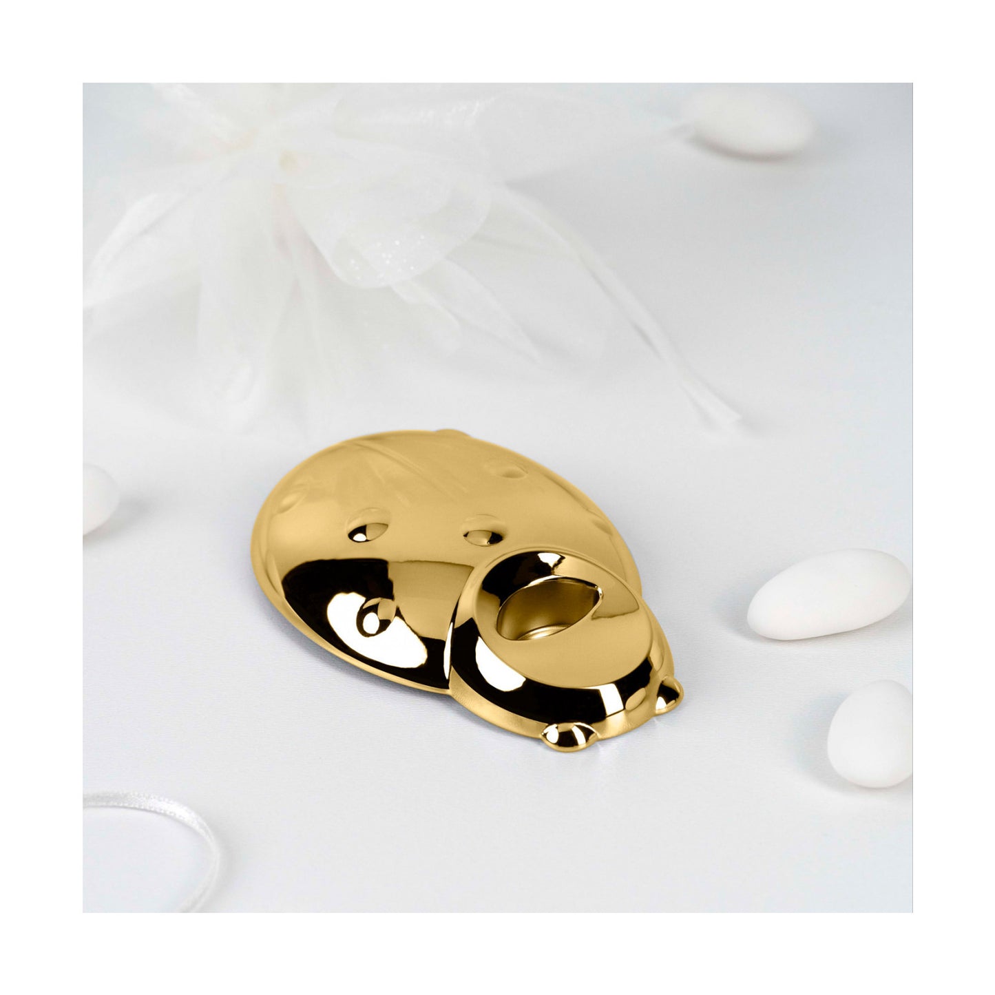 Gioia, pulizia, correttezza, bontà e amore sono gli elementi legati alla coccinella, l'insetto portafortuna per eccellenza, un apribottiglie elegante e raffinato; un oggetto insolito. Realizzato in zama, di colore oro 24 carati. Dimensioni: 9 x 6 cm. Si consiglia di lavare a mano. In negozio e online su tutttochic.it