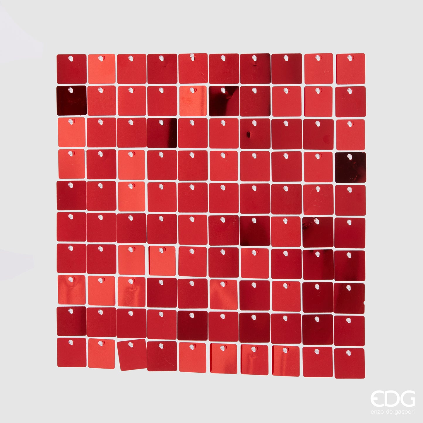 Elemento realizzato da quadratini in plastica di colore rosso lucido effetto metallo.. Ogni elemento misura cm 30 x 30 Unendo più pezzi tra loro si realizzano tende come sfondo scenografico. Materiali: polybag - plastica - pet. In negozio e online su tuttochic.it