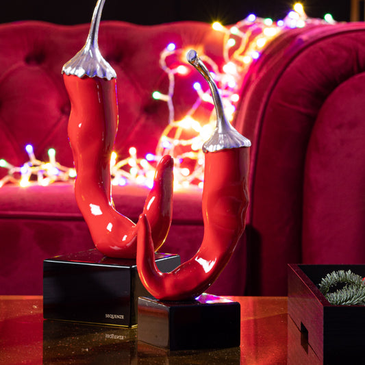 Peperoncino è una scultura moderna artigianale realizzata in resina di qualità, tutta Made in Italy. Questa fantastica opera d'arte rappresenta uno dei più classici portafortuna della tradizione italiana in una veste nuova e moderna. Dimensioni: cm 5 x 3,5 x 13 h - Peso: gr. 68. In negozio e online su tuttochic.it