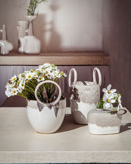 Cachepot in ceramica lavorato con smalto reattivo di colore sabbia. Dimensioni: 14 x 14 x 26 h La collezione Reagisco, in smalto reattivo, si esprime attraverso incontri di colore che ricordano creature, borsette e forme lasciando alla fantasia definire l’oggetto da portare in casa. In negozio e online su tuttochic.it