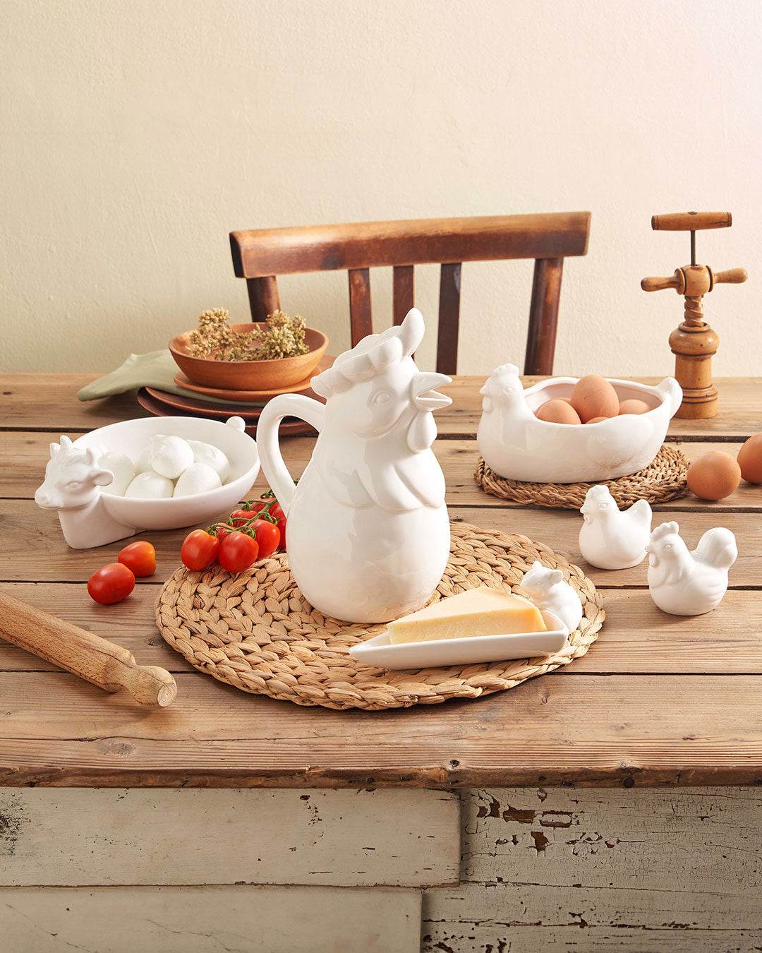 Contenitore in porcellana di colore bianca a forma di gallina. Dimensioni: 21,5 x 14 x h 11 cm Lavabile in lavastoviglie Utilizzabile in microonde. In negozio e online su tuttochic.it