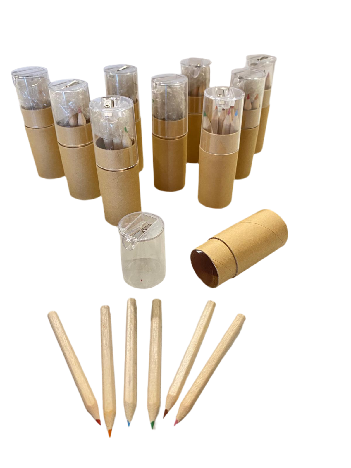 Set di 10 contenitori cilindrici in cartone con 6 mini matite in legno in colori assortiti. Dimensioni: cm Ø 3,5 x 11 In negozio e online su tuttochic.it