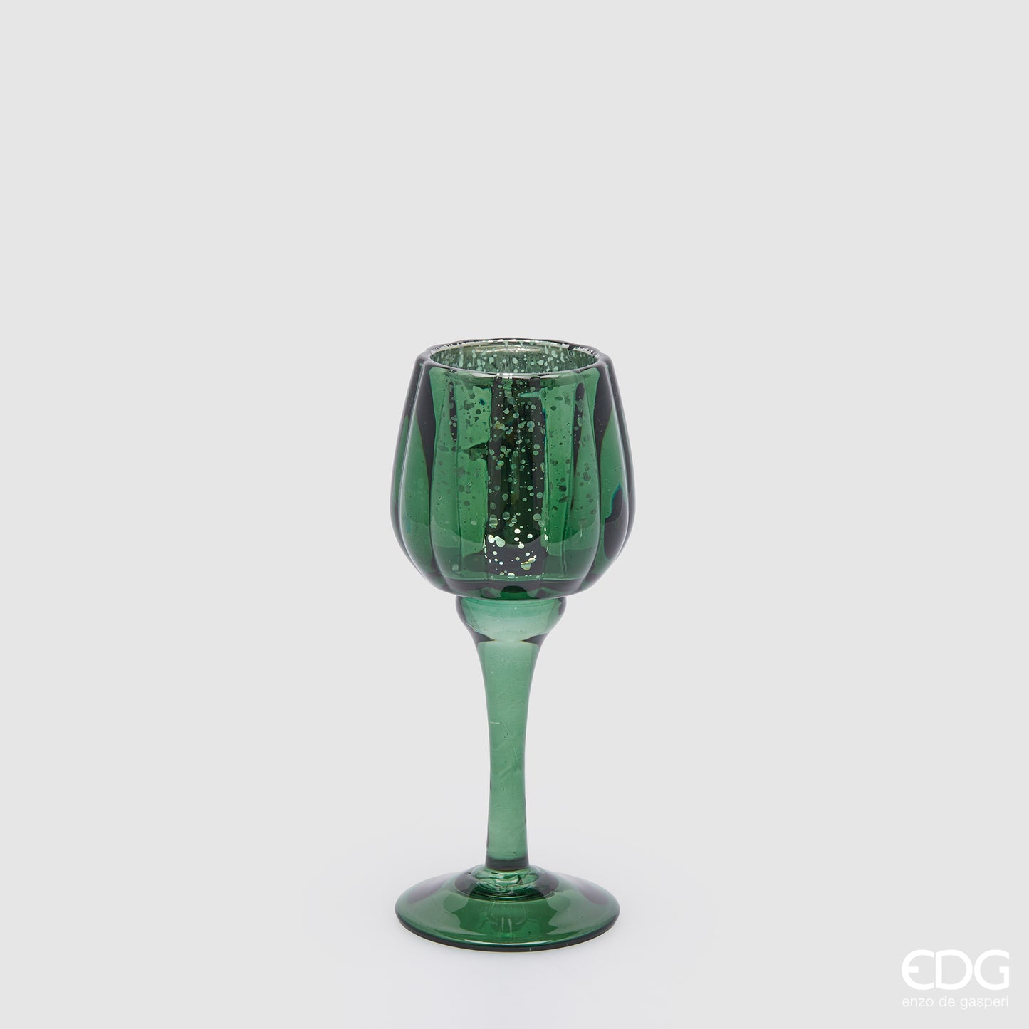 Calice portacandela in vetro lavorato di colore rosso. Dimensioni: cm h 19,5 x ø 8. Per creare un'atmosfera raffinata ed elegante, si consiglia l'acquisto di più pezzi, di colori e misure diverse. In negozio e online su tuttochic.it