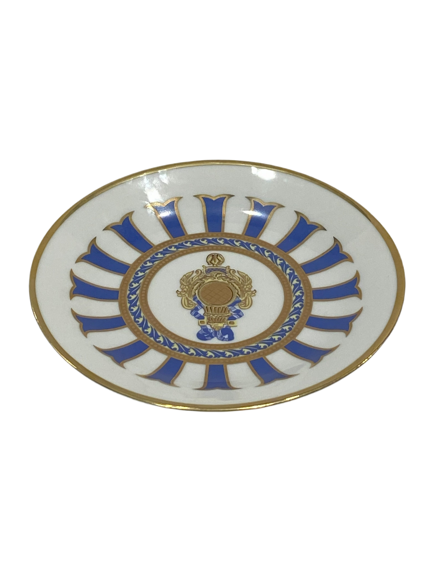 Piattino in porcellana Limoges con decoro in oro zecchino e blu. Dimensioni: cm ø 15 x h 2. In negozio e online su tuttochic.it