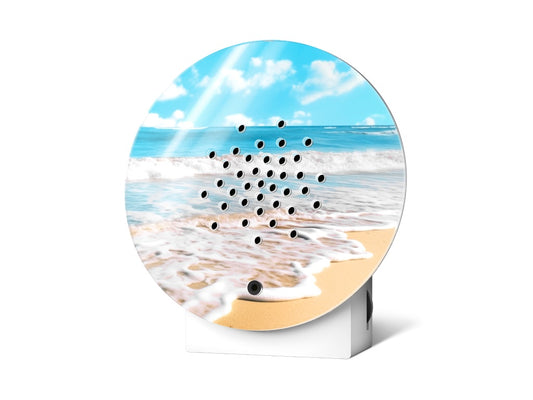 Oceanbox Surf ti fa venir voglia di trascorrere una giornata al mare. Il ritmo eterno delle onde, la brezza fresca e il richiamo dei gabbiani ci fanno rilassare subito. I suoni dell'oceano vengono attivati ​​da un rilevatore di movimento Ricaricabile Dimensioni: cm 10,8 x 5 x 11,5 h. In negozio e online su tuttochic.it