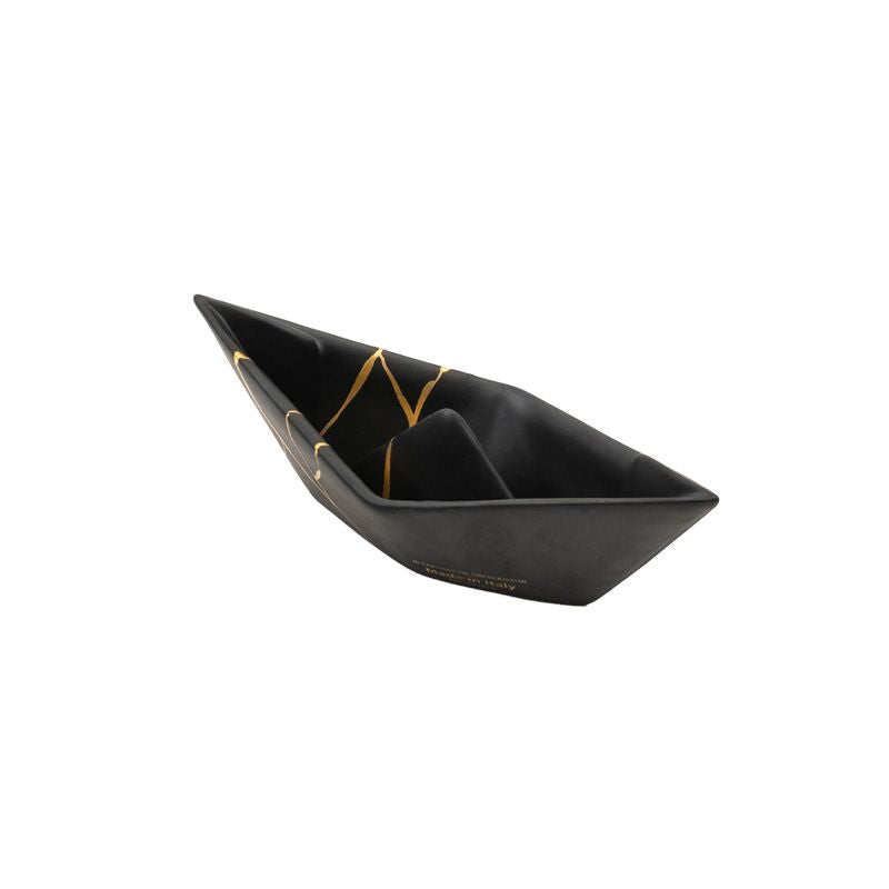 La Barchetta Origami Kintsugi in ceramica può essere utilizzata come portaoggetti, svuotatasche o fermacarte, Dimensioni: cm 21 x 9 x h 7. In negozio e online su tuttochic.it