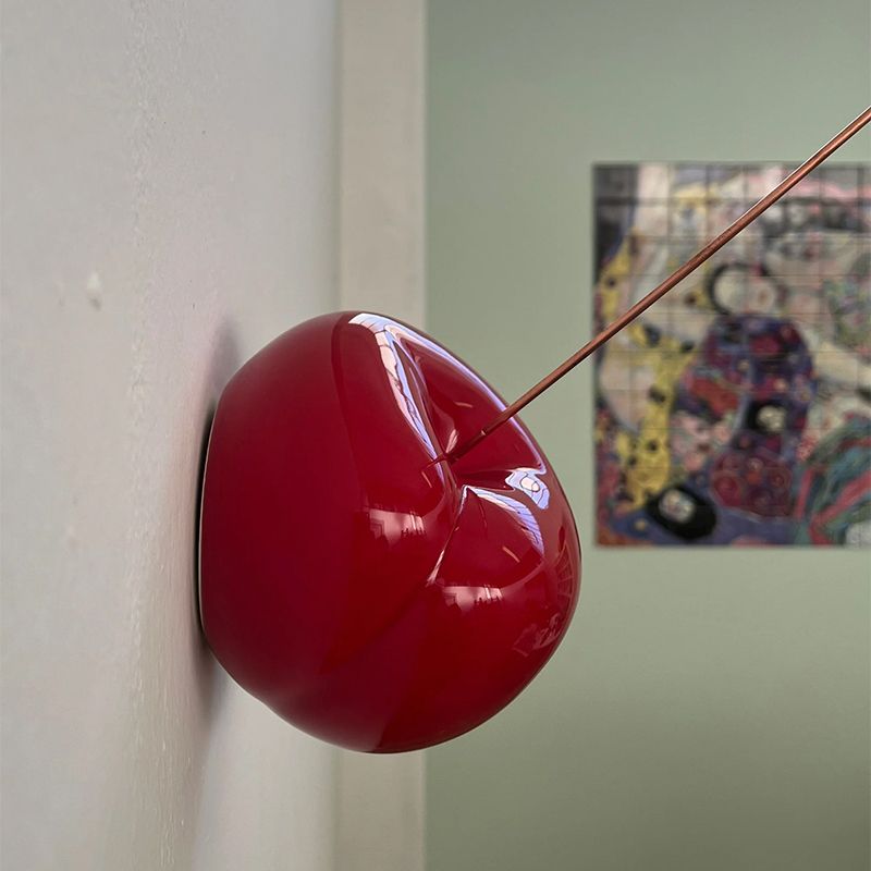 Ciliegia in ceramica di colore rosso cangiante è un'opera d'arte realizzata a mano in Italia con smalti atossici. La Gegia può essere appesa alla parete o utilizzata come soprammobile. In negozio e online su tuttochic.it