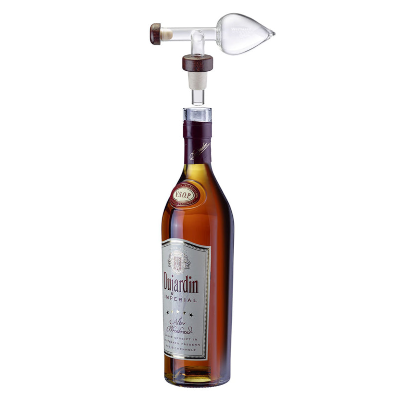 Il tappo dosatore in vetro consente un versamento preciso e veloce di esattamente 60 ml. Adatto per tutti i liquori, ma anche per aceto e olio. Il tappo dosatore può essere riposto sulla bottiglia, sigillandola ermeticamente. Non adatto per lavastoviglie. In negozio e online su tuttochic.it
