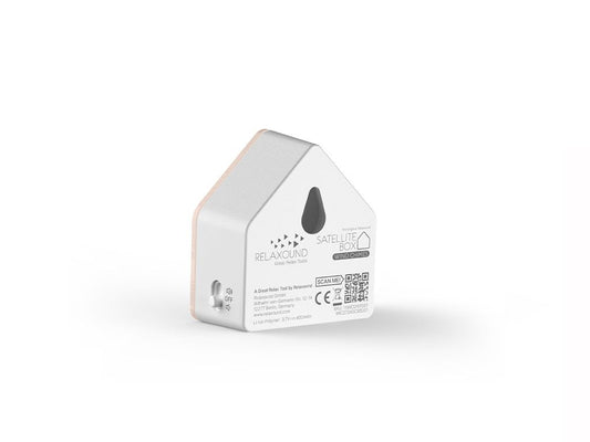 Satellitebox Wind Chimes Classic riproduce il suono delle campane a vento. Funzionamento a batteria ricaricabile. Cassa triangolare in plastica, frontale in acrilico color pesca. Dimensioni: cm 7 x 4 x 7,7 h. In negozio e online su tuttochic.it