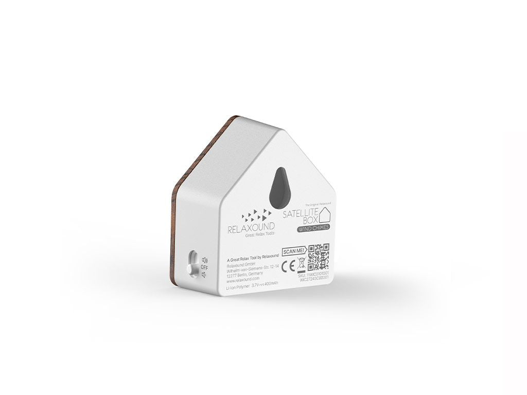 Satellitebox Forest Brook Wood riproduce il suono rilassante di un ruscello nella foresta. Funzionamento a batteria ricaricabile. Cassa triangolare in plastica, frontale in legno di Quercia. Dimensioni: cm 7 x 4 x 7,7 h. In negozio e online su tuttochic.it