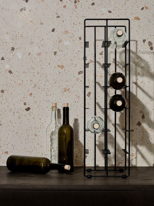 Un must per gli amanti del vino: il portabottiglie decorativo PILARE è realizzato in acciaio verniciato a polvere nero e offre spazio per dodici bottiglie del tuo vino preferito. Dimensioni: cm 19 L x 21 P x 66 h. In negozio e online su tuttochic.it