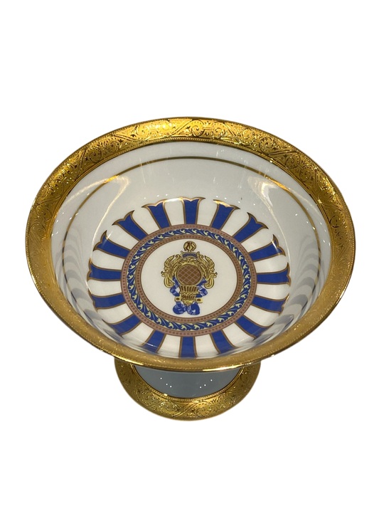 Alzata tonda in porcellana Limoges con decoro in oro zecchino e blu. Dimensioni: cm ø 18,5 x h 13,5. In negozio e online su tuttochic.it