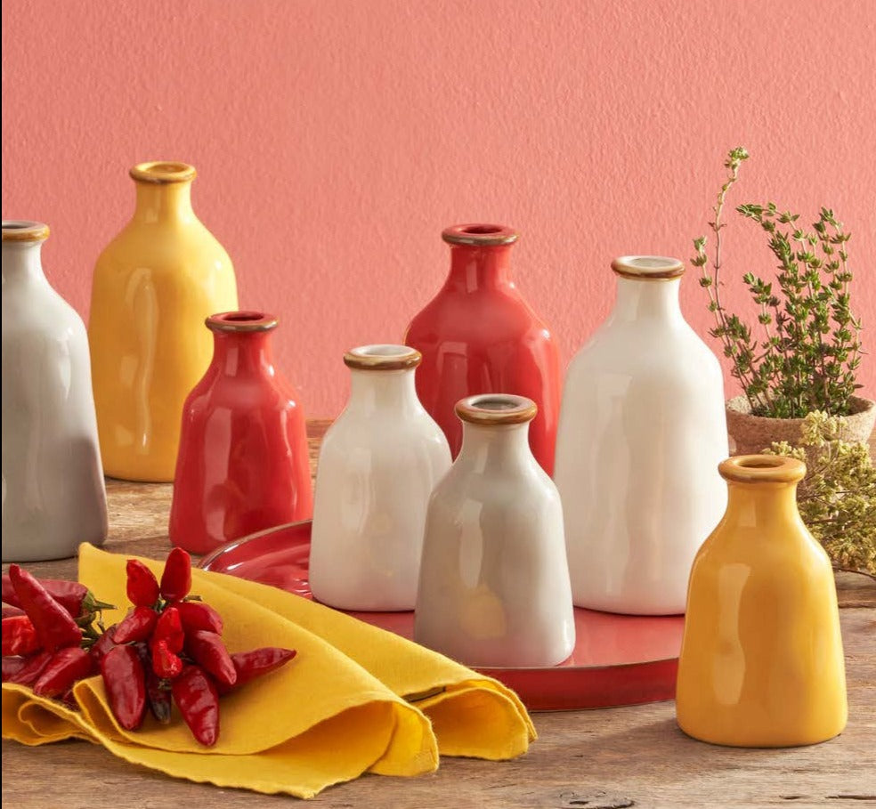 Contenitore bottiglia in gres porcellanato di colore giallo ocra. Dimensioni e capacità: 500 ml Un contenitore per l’olio, per il vino, per i fiori o per qualsiasi cosa suggerisca la tua fantasia. Orci di Concerto,per arricchire e completare la mise en place. In negozio e online su tuttochic.it