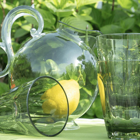 Set 6 bicchieri acqua in acrilico di colore verde trasparente della delicata collezione Aqua. Le perfette linee classiche trovano spazio ed espressione in oggetti capaci di coniugare la seduzione di un design raffinato. Dimensioni: Ø 9.5 cm, H 12 cm Lavabile in lavastoviglie. In negozio e online su tuttochic.it