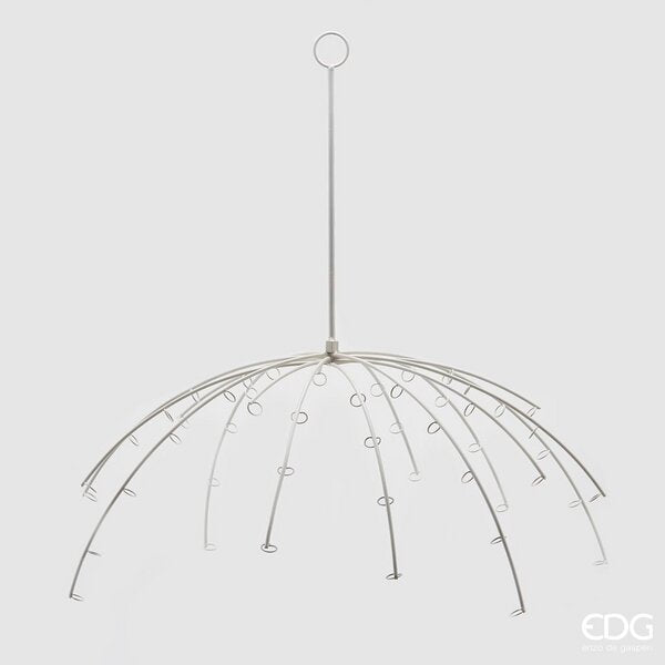 Espositore a ombrello in metallo di colore bianco. Ideale per creare ornamenti e decorazioni sospese di ogni genere. Dimensioni: diametro cm 70, altezza cm 56. In negozio e online su tuttochic.it