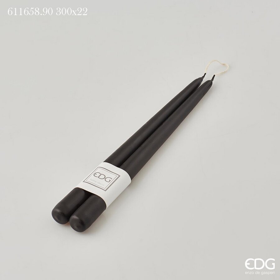 Set di 2 candele di colore nero opaco. Dimensioni: mm 300 x 22 ø Durata 8 ore circa, gr. 70 Attenzione: uso decorativo non è un giocattolo, tenere lontano dalla portata dei bambini. In negozio e online su tuttochic.it