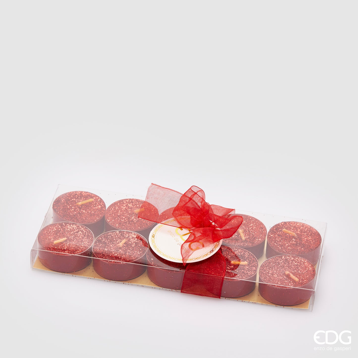 Confezione di 10 candeline decorate con glitter color rosso per addobbare i tuoi ambienti con un tocco di eleganza. Perfetto per decorare la tua casa durante le festività natalizie. Durata singola candela 2,5 ore Dimensioni singola candela: cm Ø 3,8 x 1,2 h. In negozio e online su tuttochic.it