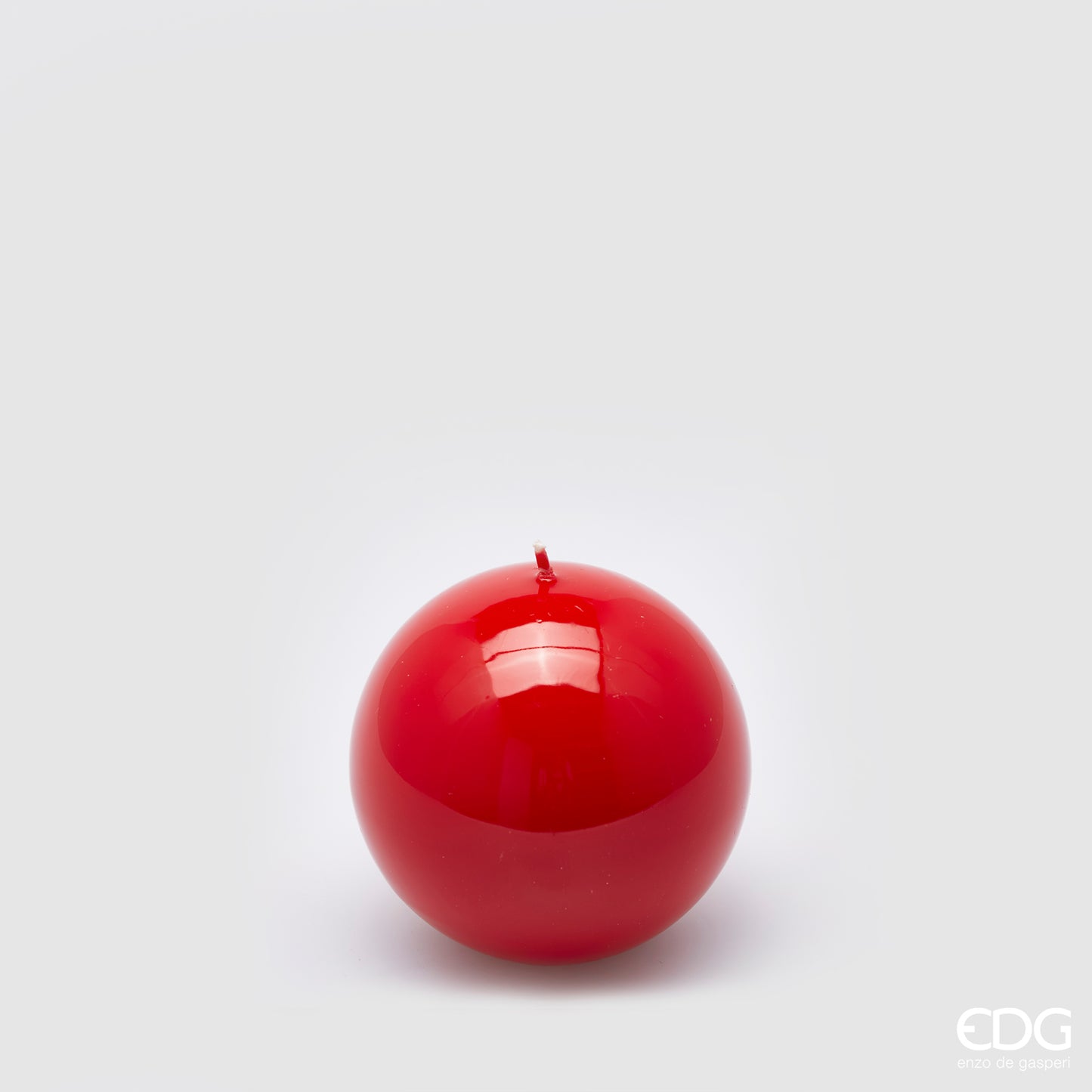 Questa candela sfera di 80 mm è realizzata in cera rossa laccata. Dimensioni: diametro 8 cm - Durata 14 ore .uso decorativo. In negozio e online su tuttochic.it