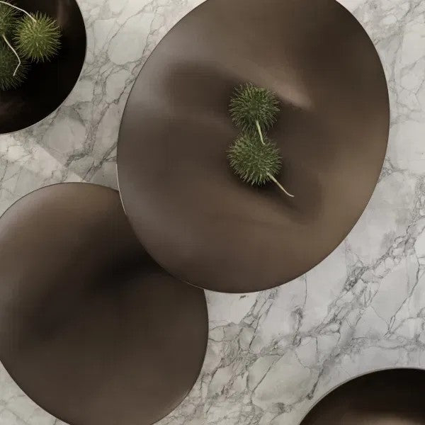 Ciotola decorativa ONDEA di Blomus in metallo colore bruciato, forma ovale con bordi curvi.