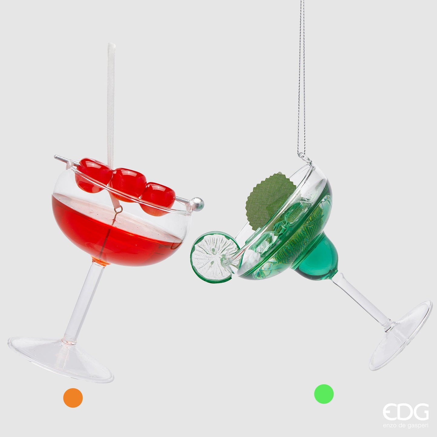 Rendi il tuo albero di Natale ancora più festoso con l'Addobbo Cocktail! Realizzata con una coppa in vetro trasparente e decorata con elementi in plastica colorata, questa bellissima decorazione aggiungerà un tocco di allegria al tuo albero. Dimensioni: cm 8,5 x h 11. In negozio e online su tuttochic.it