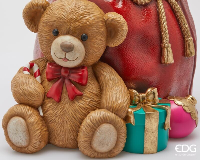 Base Sacco con Orsacchiotto firmata EDG Realizzata in poliresina decorata di alta qualità, Adatto per alberi di Natale slim fino a 180 cm di altezza. In negozio e online su tuttochic.it