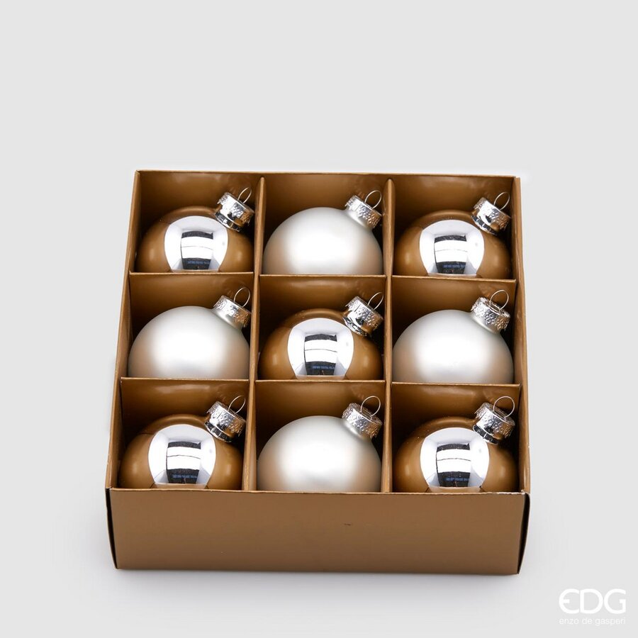 Confezione di 9 palline in vetro di colore argento (5 lucide e 4 opache) con diametro di 6 cm. In negozio e online su tuttochic.it