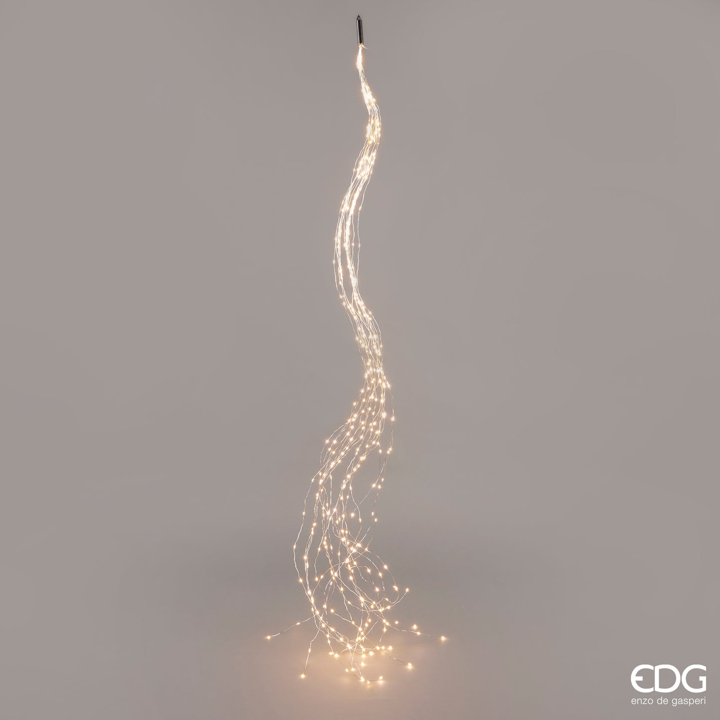 Cascata di 400 luci microled cavo argento, luce calda. Lunghezza : h 3 mt (20 fili con 20 microled) + 3 mt con presa per alimentazione. Uso interno IP 20Consumo totale: 9 W. Durata 15000 ore. In negozio e online su tuttochic.it