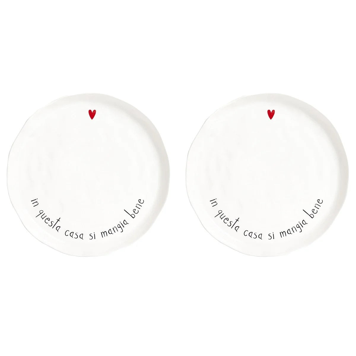 Set di 2 piatti piani in gres porcellanato, resistenti e decorati con una frase divertente. lavabili in lavastoviglie Dimensioni: cm Ø 27 x h 2,5. In negozio e online su tuttochic.it