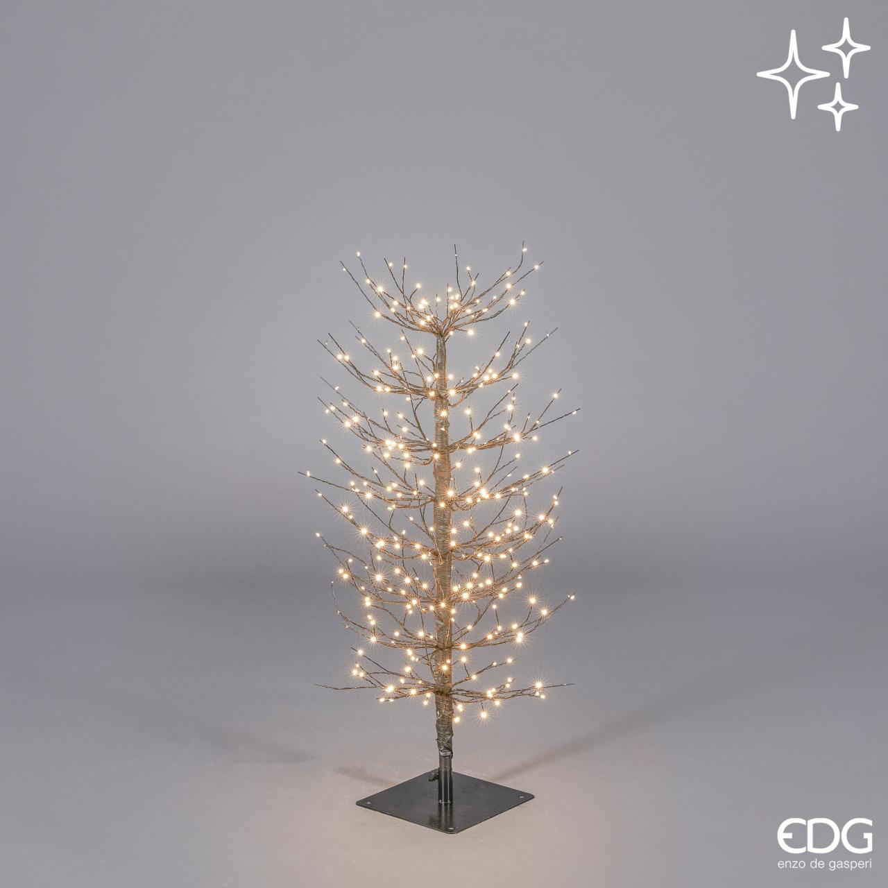Albero in metallo con base di colore nero, 320 led da 2.2 mm, alto cm 90, diametro cm 40. Uso interno/esterno (non direttamente alle intemperie)Input/alimentazione: 220 V - AC. 50-60Hz -24 VDC potenza 24V 6WGrado protezione IP44 Lunghezza cavo 5 metri Base cm 18 x 18 Smontabile. In negozio e online su tuttochic.it