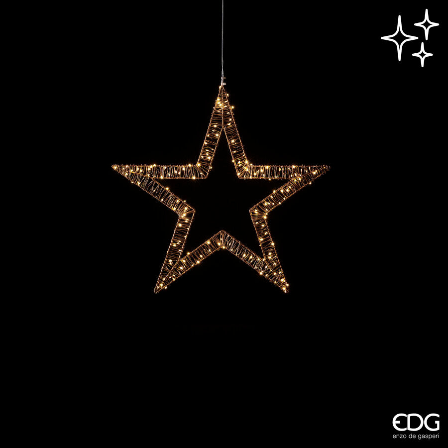 Decorazione luminosa per vari utilizzi, realizzata in metallo color oro con 120 microled lampeggianti Uso interno ed esterno (non direttamente alle intemperie)Input/alimentazione: 230 V - AC 50 Hz Output/potenza 4,5V 3,6WGrado protezione IP44 Lunghezza cavo: 3 mt. In negozio e online su tuttochic.it
