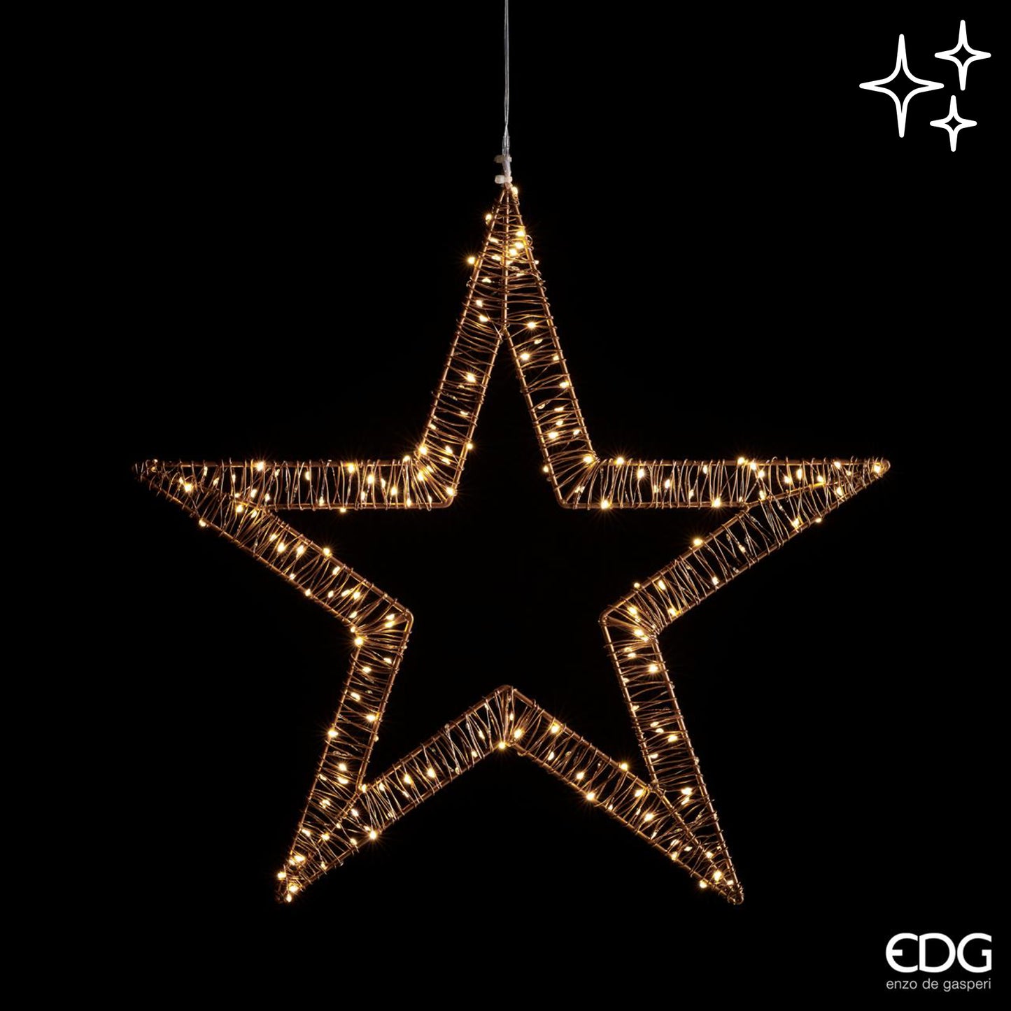 Decorazione luminosa per vari utilizzi, realizzata in metallo color oro con 250 microled lampeggianti Uso interno ed esterno (non direttamente alle intemperie)Input/alimentazione: 230 V - AC 50 Hz Output/potenza 6,5V 4,8WGrado protezione IP44 Lunghezza cavo: 3 mt. In negozio e online su tuttochic.it